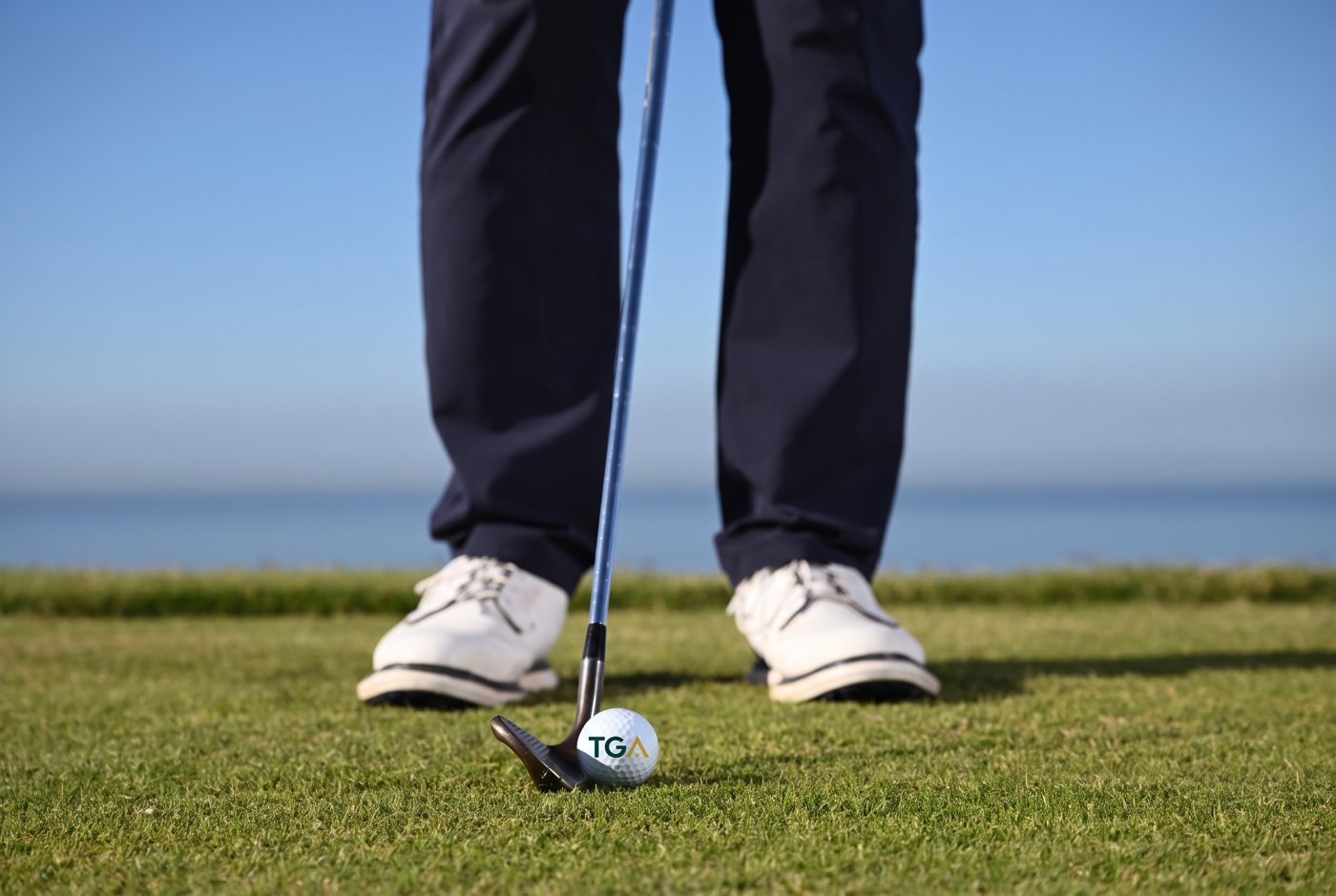 Balle de golf au logo TGA posée au départ