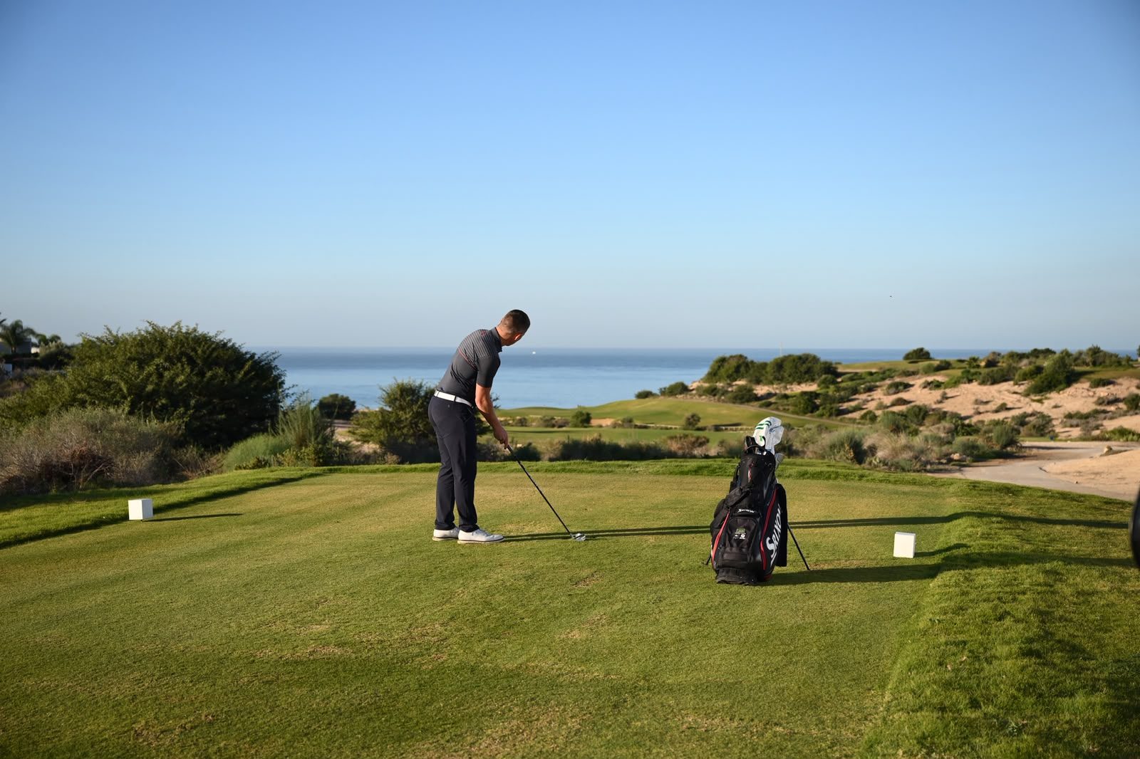 Mathieu au départ d'un trou en bord de mer