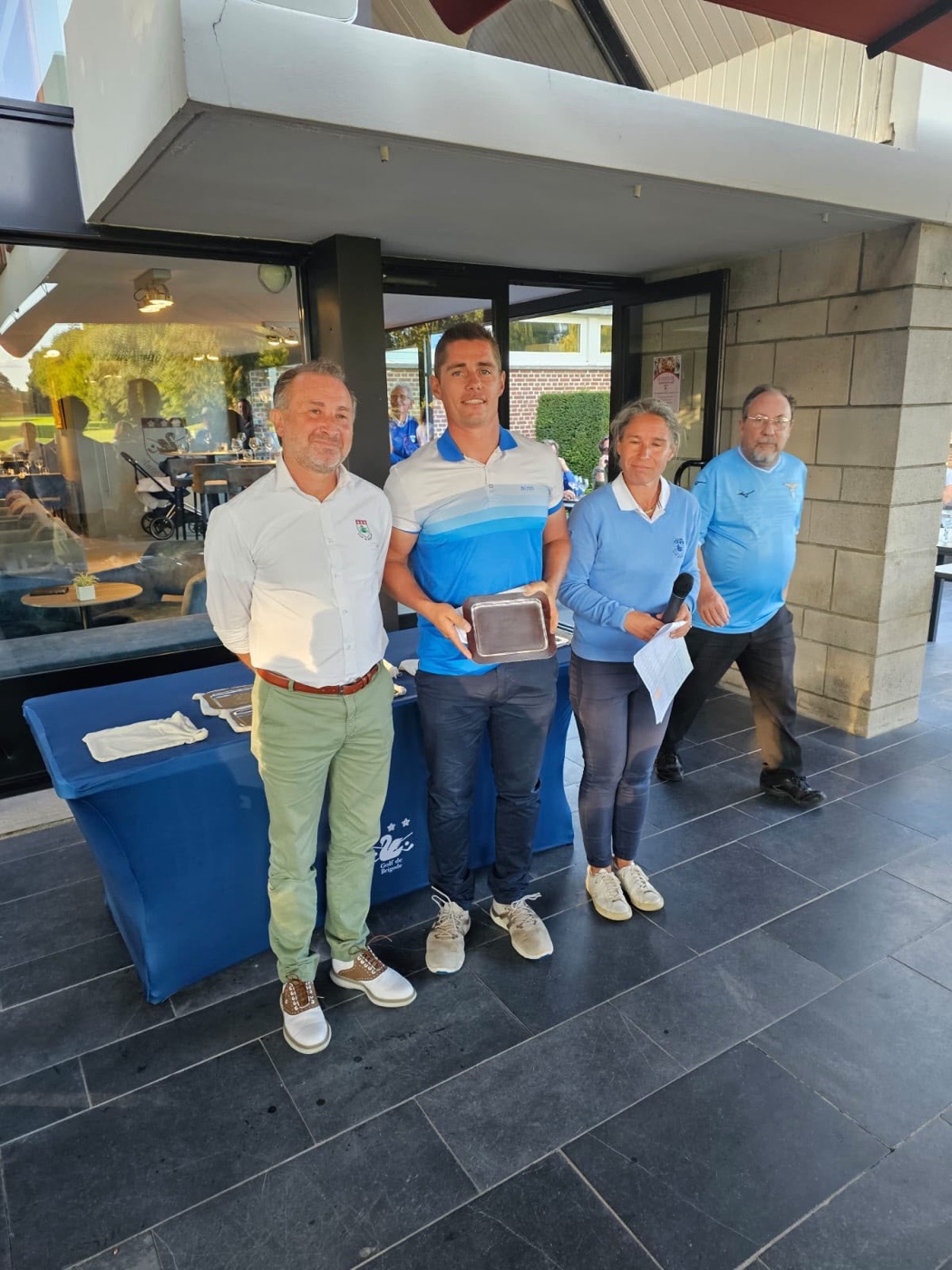 Mathieu Lamote reçoit son plateau de vainqueur au Golf de Brigode