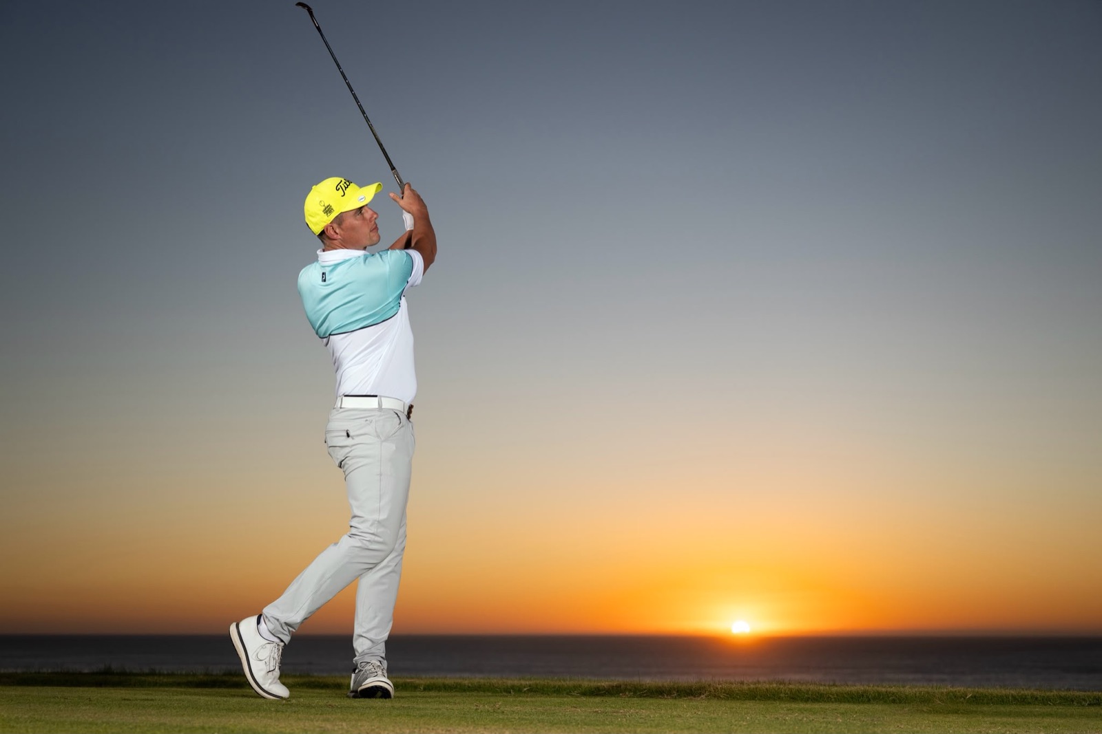 Mathieu Lamote en fin de swing face au coucher du soleil