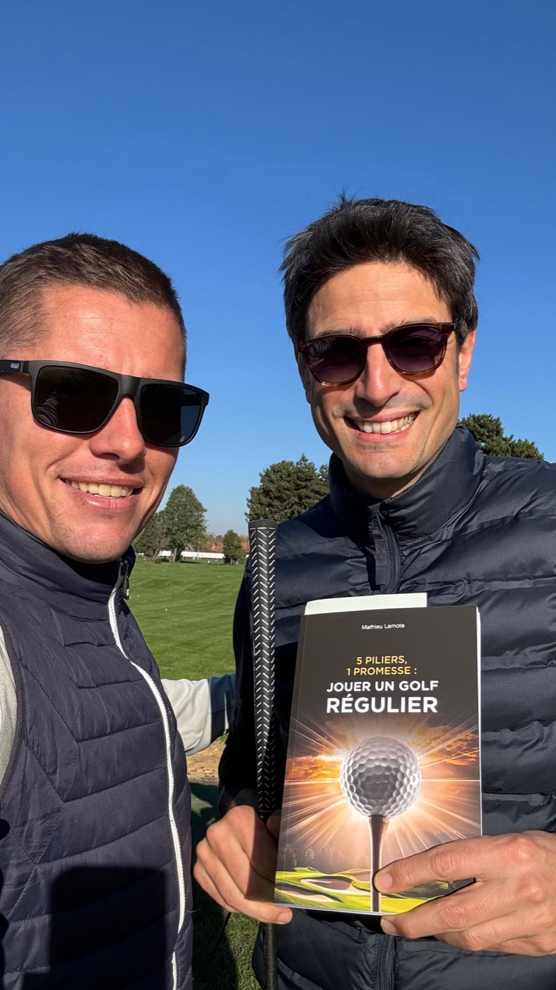 Mathieu Lamote avec un golfeur qui tient son livre