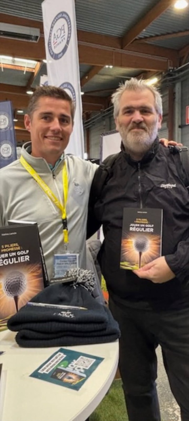 Mathieu Lamote avec un lecteur et son livre, au salon
