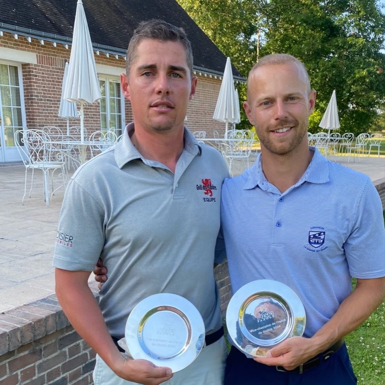 Mathieu Lamote et son partenaire avec leurs plateaux du Championnat de France PGA en double
